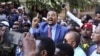 Jawar Mohammed, au centre, s'adresse à des supporters devant son domicile à Addis-Abeba, le 24 octobre 2019. (Photo AFP)