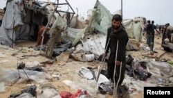 Palestinci pored razorenog šatora u Rafahu (Foto: REUTERS/Hatem Khaled)