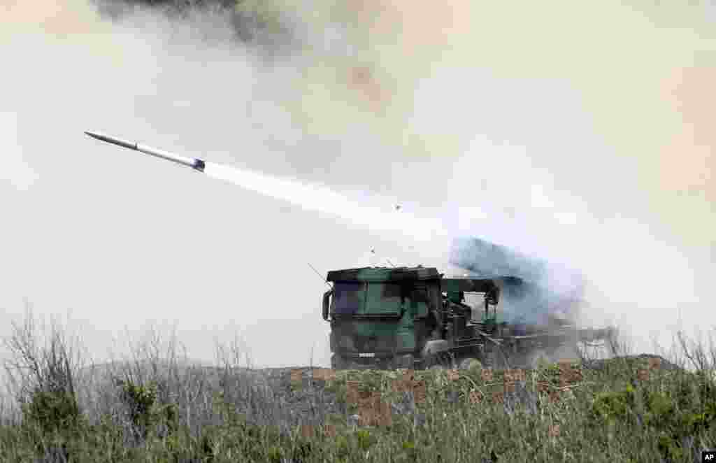 Militer Taiwan menembakkan rudal Thunderbolt-2000 terhadap sebuah target pada latihan militer di Pulau Penghu.