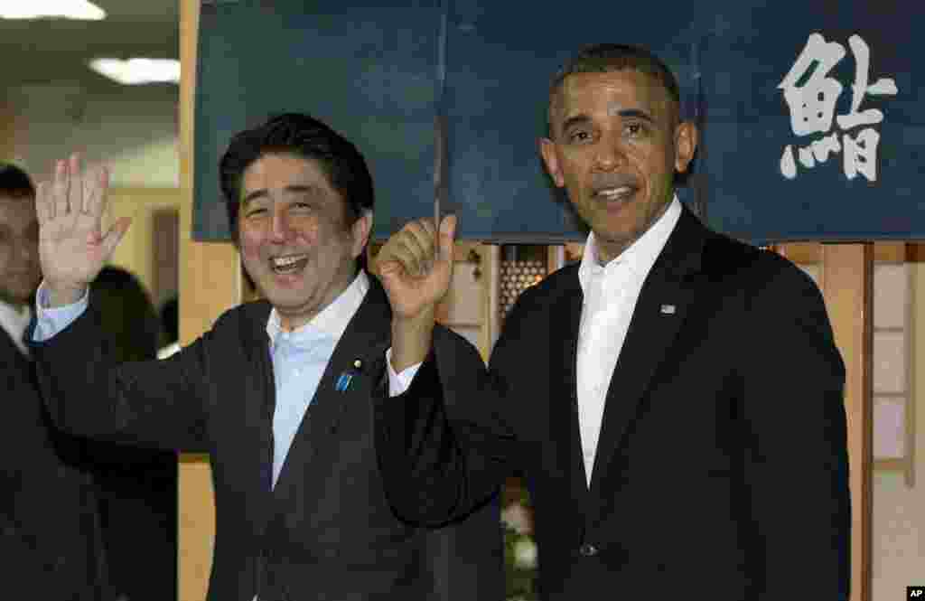 Presiden Barack Obama dan Perdana Menteri Jepang Shinzo Abe meninggalkan restoran sushi Sukiyabashi Jiro di Tokyo (23/4).&nbsp;(AP/Carolyn Kaster)