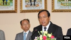 ​រូបឯកសារ៖ លោក ​ប្រាក់ សុខុន រដ្ឋមន្រ្តី​ថ្មី​នៃ​​​ក្រសួង​ការបរទេសនិង​សហប្រតិបត្តិការ​អន្តរជាតិ​កម្ពុជា​ថ្លែង​​ទៅកាន់​អ្នក​សារព័ត៌មាន​នៅ​ក្នុង​ជំនួបទ្វេភាគី​​ជាមួយ​រដ្ឋមន្រ្តីក្រសួង​ការបរទេស​នៃ​សាធារណៈ​រដ្ឋ​ប្រជាមានិត​ចិនលោក ​វ៉ាង យី (Wang Yi) នៅថ្ងៃ​សុក្រទី២២ ​ខែ​មេសា​ ឆ្នាំ​២០១៦ នៅរាជធានី​ភ្នំពេញ។ (ឡេង ឡែន/VOA)