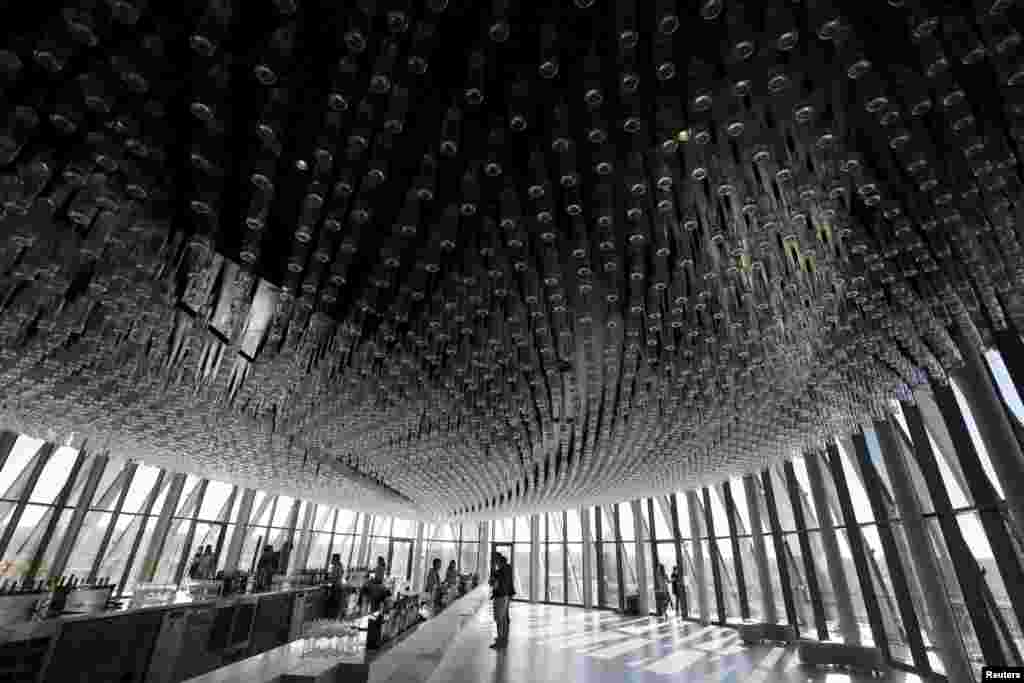 Para turis mengunjungi La Cite du Vin (kota anggur), pusat peradaban dan budaya minuman anggur di kota Bordeaux, Perancis.