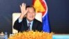 រូបឯកសារ៖ លោក​នាយក​រដ្ឋមន្ត្រី ហ៊ុន សែន លើកដៃ​នៅពេល​លោក​ចូលរួម​កិច្ចប្រជុំ​តាម​ប្រព័ន្ធ​អ៊ីនធឺណិត​នៃ​កិច្ចប្រជុំ​កំពូល​ពិសេស​អាស៊ាន-ចិន នៅ​វិមាន​សន្តិភាព រាជធានី​ភ្នំពេញ ប្រទេស​កម្ពុជា កាលពី​ថ្ងៃទី២២ ខែវិច្ឆិកា ឆ្នាំ២០២១។