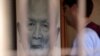  រូបឯកសារ៖ ទេសចរ​មួយ​រូប​មើល​រូបថត​អតីត​មេ​ដឹកនាំ​ខ្មែរ​ក្រហម​ នួន ជា ឬ «បង​ធំ​ទី​២» នៅ​សារមន្ទីរ​ប្រល័យ​ពូជសាសន៍​ទួលស្លែង​នៅ​រាជធានី​ភ្នំពេញ​កាល​ពី​ថ្ងៃ​ទី​២ ខែ​សីហា ឆ្នាំ​២០១៤។