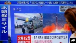 东京街头电视屏幕上正在播放朝鲜导弹试射的消息(2017年8月29日)