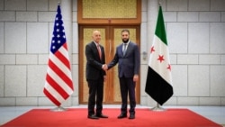 美国驻土耳其共和国大使兼叙利亚问题特别代表汤姆·巴拉克(左)在大马士革会见叙利亚总统艾哈迈德·沙拉。(照片来源：汤姆·巴拉克X帐号，2025年5月29日)