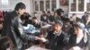 O'z huquqingni bil! Qishloq o'rta maktablarida "Amparo" o'tkazayotgan navbatdagi tadbir... Yuqori sinf o'quvchilariga huquqiy bukletlar tarqatilmoqda. 