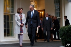 Liderka demokrata u Predstavničkom domu Nensi Pelosi i predvodnik demokratske manjine u Senatu Čak Šumer, idu da se obrate medijima nakon sastanka sa predsednikom Donaldom Trampom.