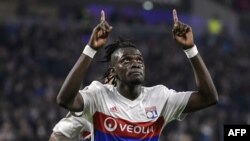 Bertrand Traoré de l'Olympique Lyonnais célèbre son but contre Everton FC, Anleterre, le 2 novembre 2017