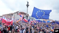 Hiljade pristalica poljske vlade proevropske unije sluša premijera Donalda Tuska kako govori tokom mitinga u Varšavi, Poljska, u utorak, 4. juna 2024., uoči predstojećih parlamentarnih izbora za Evropsku uniju. (AP Photo/Czarek Sokolowski)