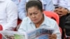 រូបឯកសារ៖ ស្រ្តី​អ្នក​គាំទ្រ​គណបក្ស​ប្រជាជន​កម្ពុជា​ម្នាក់​អាន​ការសែត​«​ប្រជាជន​»​​​​អំឡុង​ពេល​នៃ​ការ​រំឭក​ខួបទី​៦៥​នៃ​ថ្ងៃ​បង្កើត​គណបក្ស​ប្រជាជន​កម្ពុជា​នៅ​ទីស្នាក់​ការ​កណ្ដាល​គណបក្ស​នៅ​រាជធានី​ភ្នំពេញ ថ្ងៃ​ទី​២៨ ​ខែ​មិថុនា​ឆ្នាំ​២០១៦​​។ (ឡេង ឡែន/វីអូអេ)