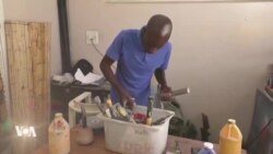 Le sculpteur Dominic Benhura est un passionné de la pierre