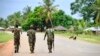 Des soldats de l'armée mozambicaine patrouillent dans les rues de Mocimboa da Praia, au Mozambique, le 7 mars 2018. (Photo by ADRIEN BARBIER / AFP)