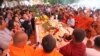 ប្រជា​ពលរដ្ឋ​កម្ពុជា​ មក​ពី​បណ្តា​ខេត្ត និង​រាជធានី​ភ្នំពេញ​ មក​ចូលរួម​ពិធីបុណ្យ​សព​របស់​លោក ​កែម ឡី ដែល​ត្រូវ​បាន​គេ​បាញ់​សម្លាប់​ ក្នុង​វត្តក្តីចាស់ នៅ​ជាយ​រាជធានី​ភ្នំពេញ​ កាល​ពី​ថ្ងៃ​ច័ន្ទ ទី​១១ ​ខែកក្កដា​ ឆ្នាំ​២០១៦។ (ហ៊ាន​ សុជាតា/VOA)