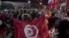 La foule salue la dissolution du parlement et du gouvernement du premier ministre Hichem Mechichi par le président tunisien Kais Saied à Tunis, le 25 juillet 2021, après une journée de protestation dans tout le pays.