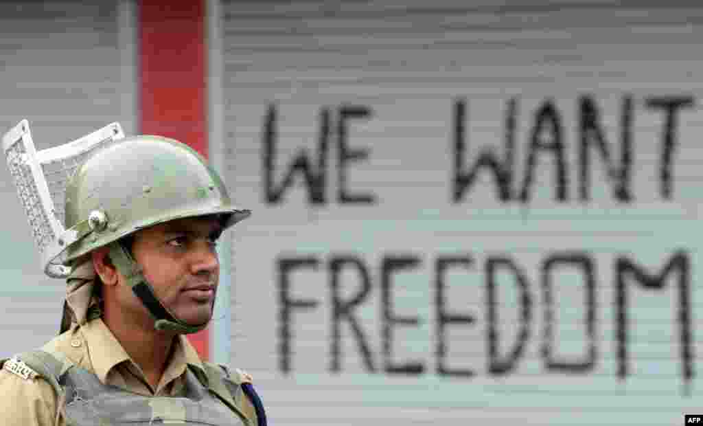 Seorang anggota paramiliter India berjaga selama jam malam di pusat kota Srinagar, wilayah Kashmir yang berada di bawah kekuasaan India yang telah berada dalam cengkraman unjuk rasa anti-India yang terjadi hampir sehari-hari dan jam malam yang terus berlanjut.