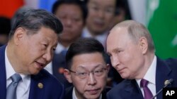 中国领导人习近平和俄罗斯总统普京（右）在俄罗斯喀山举行的金砖国家峰会上对话。（2024年10月24日）