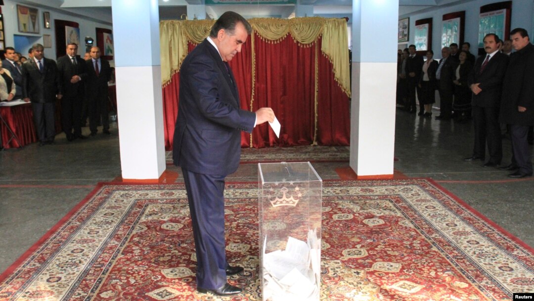 Imomali Rahmon o'zi uchun ovoz bermoqda, 6-noyabr, 2013