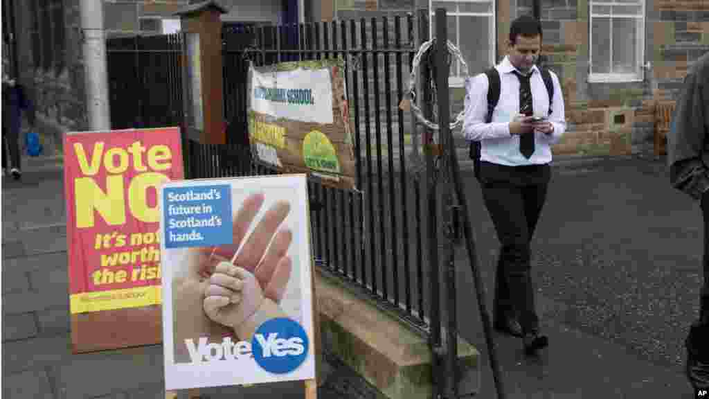Seorang pelajar keluar dari tempat pemungutan suara, tempat warga berusia 16 tahun ke atas dapat memberikan suaranya dalam referendum kemerdekaan Skotlandia di Edinburgh, Skotlandia (18/9).&nbsp;(AP/Matt Dunham) 