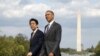 2015年4月27日，美国总统奥巴马和来访的日本首相安倍晋三参观华盛顿林肯纪念堂，背景是华盛顿纪念碑。