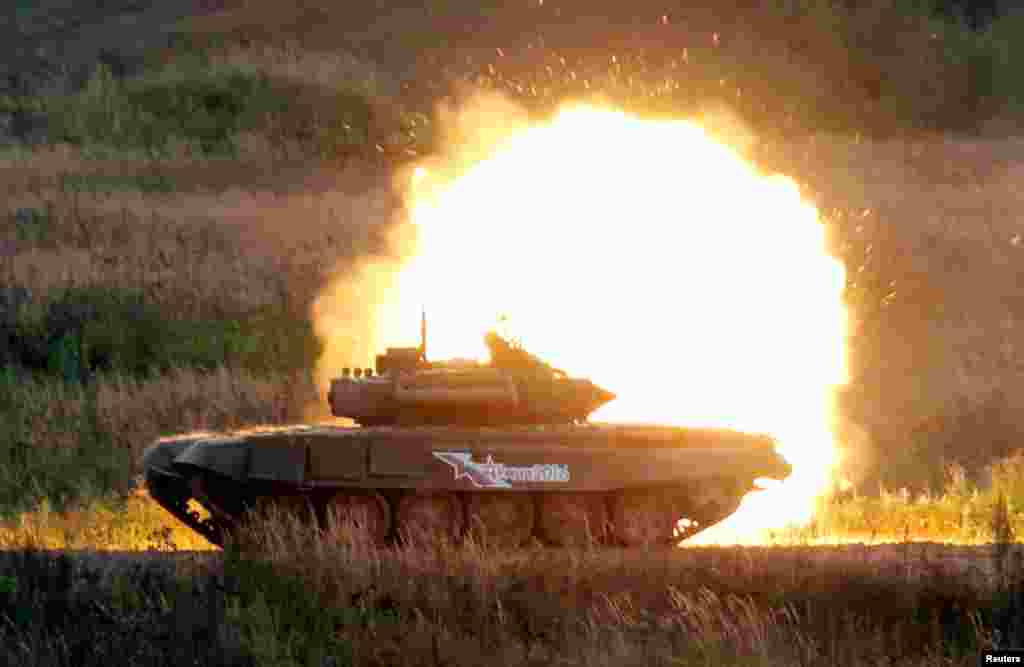 Tank perang Rusia melakukan demonstrasi menembak pada pamerian militer &quot;ARMY-2016&quot; di Moskow.