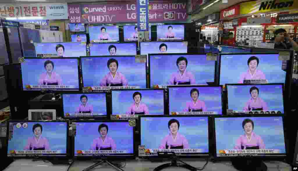 Layar-layar televisi di Pasar Elektronik Yongsan Korea Selatan menunjukkan penyiar berita Korut membacakan pernyataan dari Lembaga Senjata Nuklir Korut selama program berita.&nbsp; Korea Utara menyatakan hari Jumat bahawa negara itu melaksanakan uji ledakan hulu nuklir &ldquo;di tingkat yang lebih tinggi&rdquo; yang akhirnya memungkinkan untuk membuat serangkaian senjata nuklir yang lebih kuat, lebih kecil, dan lebih ringan &ldquo;sekehendak&rdquo; mereka.