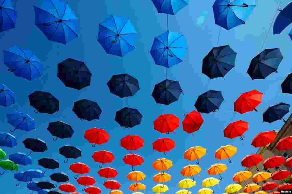 Dekorasi payung warna-warni di Dorner Platz, Wina, Austria.