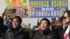지난 1월 서울 용산구 전쟁기념관 앞에서 탈북단체인 자유북한운동연합과 미국 인권단체인 HRF가 대북전단 기습 살포 관련 기자회견을 열고 취재진 질문에 답하고 있다. (자료사진)