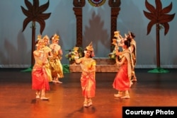 អ្នក​រាំ​របាំ​នៃ​សមាគម​រក្សា​មរតក​ខ្មែរ ដែល​ដឹកនាំ​ដោយ​លោក ទេស សារឿម និង​អ្នកស្រី ទេស សំអឿន កំពុង​សម្តែង​របាំ​បុរាណ​ខ្មែរ​មួយ នៅ​បណ្ណាល័យ​រដ្ឋសភា​អាមេរិក នៅ​រដ្ឋធានី​វ៉ាស៊ីនតោន កាលពី​ខែឧសភា ឆ្នាំ២០១៧។ (រូបថត​ដោយ​សមាគម​រក្សាមរតក​ខ្មែរ)