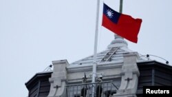 资料照：台湾士兵在台北的总统府上升起台湾旗帜。