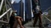 Seorang pria duduk di pinggir jembatan di Jakarta menjelang penerapan PPKM di Jawa dan Bali untuk meredam penyebaran virus corona, 2 Juli 2021. (Foto: Willy Kurniawan/Reuters) 