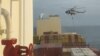 Na ovoj fotografiji snimljenoj sa video snimka, iranski komandos se spušta iz helikoptera u napadu na MSC Aries u Hormuskom moreuzu 13. aprila 2024.