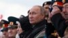 Президент Росії Володимир Путін спостерігає за військовим парадом у День Перемоги, присвячений 77-й річниці перемоги над нацистською Німеччиною у Другій світовій війні, на Червоній площі в центрі Москви, Росія, 9 травня 2022 року. Sputnik/Mikhail Metzel.