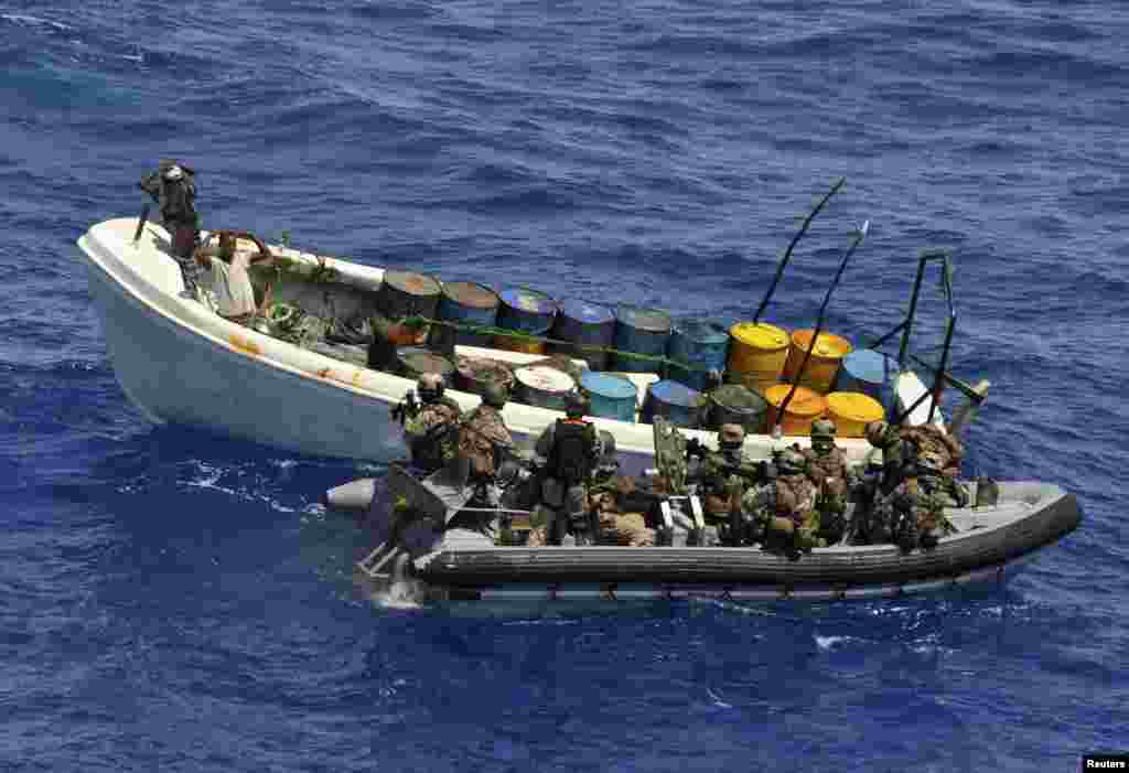 Para anggota marinir Jerman menghadang sebuah kapal berisi terduga bajak laut di pantai Tanzania, November 2011. (Reuters/Bundeswehr/PIZ Marine Djibouti)