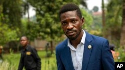 Le député Bobi Wine rentre à sa résidence après avoir donné une conférence de presse à Kampala, en Ouganda, le 15 janvier 2021.