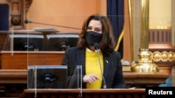 ARHIVA - Guvernerka Mičigena Grečen Vitmer obraća se na zasedanju državnog Elektorskog koledža u državnom Kapitolu u Lensingu u Mičigenu, 14. decembra 2020. 