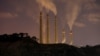 Asap dan uap uap dari PLTU Batubara milik Indonesia Power, di sebelah Proyek PLTU Batubara Jawa 9 dan 10 di Suralaya, Banten. (Foto: REUTERS/Willy Kurniawan )