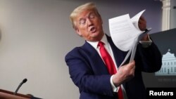 Predsjednik Trump tokom brifinga za novinare u Bijeloj kući, u ponedjeljak 20. aprila 2020. (Foto: Reuters/Jonathan Ernst)