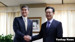 미국의 북핵 6자회담 수석대표인 성 김 국무부 대북정책 특별대표(왼쪽)와 한국측 대표인 황준국 외교부 한반도평화교섭본부장. (자료사진)