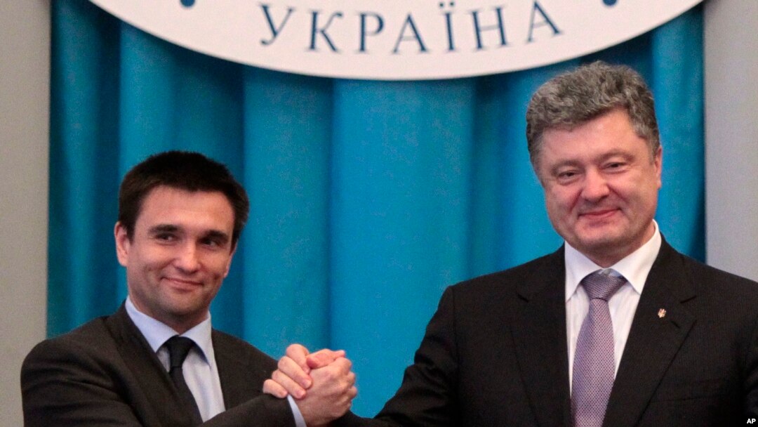 Ukraina prezidenti Petro Poroshenko (o'ngda) Andrey Deshitsa o'rniga tayinlangan yangi Tashqi ishlar vaziri Pavel Klimkin bilan, Kiyev, 19-iyun, 2014-yil.