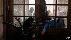 Demonstranti razbijaju vrata jedne od zgrada njujorškog Univerziteta Columbia 30.aprila 2024. (Marco Postigo Storel via AP)