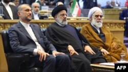 Сликата обезбедена од иранското претседателство на 23 декември 2023 година ги покажува иранскиот претседател Ебрахим Раиси, министерот за надворешни работи Хосеин Амир-Абдолахијан и шефот на иранското судство Голам Хосеин Мохсени