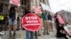Manifestation contre une série de nouvelles restrictions de vote à Austin, Texas, États-Unis, le 8 mai 2021. 
