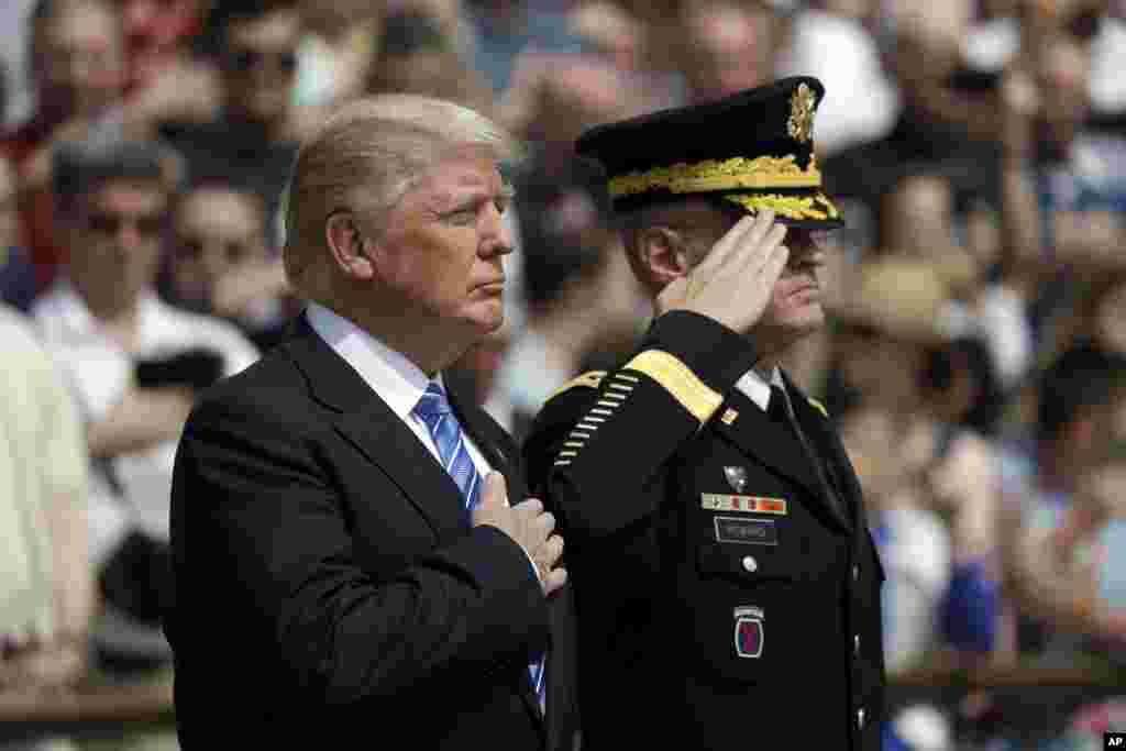 Presiden Donald Trump menghadiri upacara peletakan karangan bunga di Taman Makam Pahlawan, 29 Mei 2017, di Arlington, Virginia.
