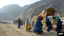 طالبانو نه دي ويلي چې دغه کورنۍ په څومره موده کې بیرته ستنې شوي خو دا خبر په داسې وخت کې ورکړل شوی چې پاکستان او په ځانګړي ډول د سيند صوبې په کراچۍ ښار کې د افغان کډوالو ګرفتارۍ سېوا شوي دي