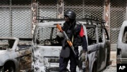Un policier devant l'hôtel Splendid à Ouagadougou (AP Photo/Sunday Alamba)