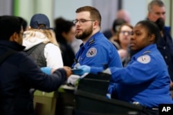 Agenti za bezbjednost saobraćaja rade na kontrolnom punktu na međunarodnom aerodromu Logan, u Bostonu, 5. januara 2019.