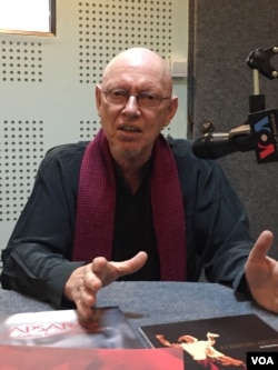 German photographer Arjay Stevens talked to VOA Khmer about his previous projects and upcoming photography book that will capture Cambodia's history, Phnom Penh, Cambodia, December 16, 2015. (Photo: Phorn Bopha/VOA Khmer)