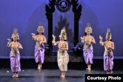 អ្នក​រាំ​របាំ​នៃ​សមាគម​រក្សា​មរតក​ខ្មែរ ដែល​ដឹកនាំ​ដោយ​លោក ទេស សារឿម និង​អ្នកស្រី ទេស សំអឿន កំពុង​សម្តែង​របាំ​អប្សរា នៅ​បណ្ណាល័យ​រដ្ឋសភា​អាមេរិក នៅ​រដ្ឋធានី​វ៉ាស៊ីនតោន កាលពី​ខែឧសភា ឆ្នាំ២០១៧។ (រូបថត​ដោយ​សមាគម​រក្សាមរតក​ខ្មែរ)