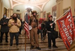 Massa pendukung Trump menyerbu dan merusak Gedung Kongres AS, 6 Januari 2021 (foto: dok).